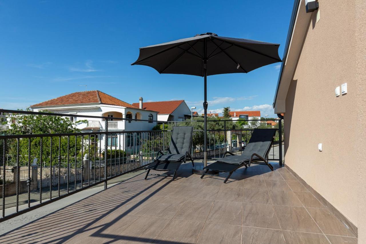 D&D Apartmani Biograd Na Moru Esterno foto