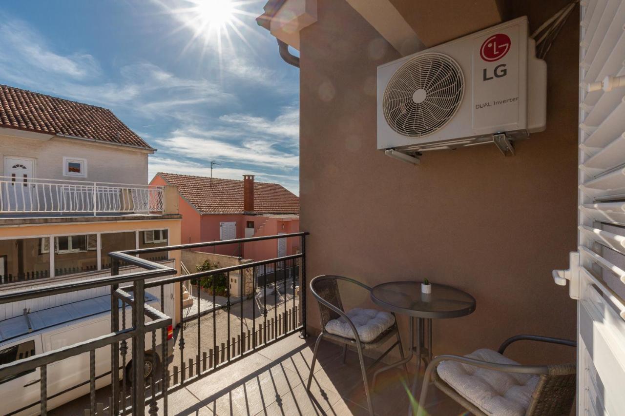 D&D Apartmani Biograd Na Moru Esterno foto
